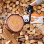 Motosega a batteria STIHL MSA 80 C-B in funzione vista laterale
