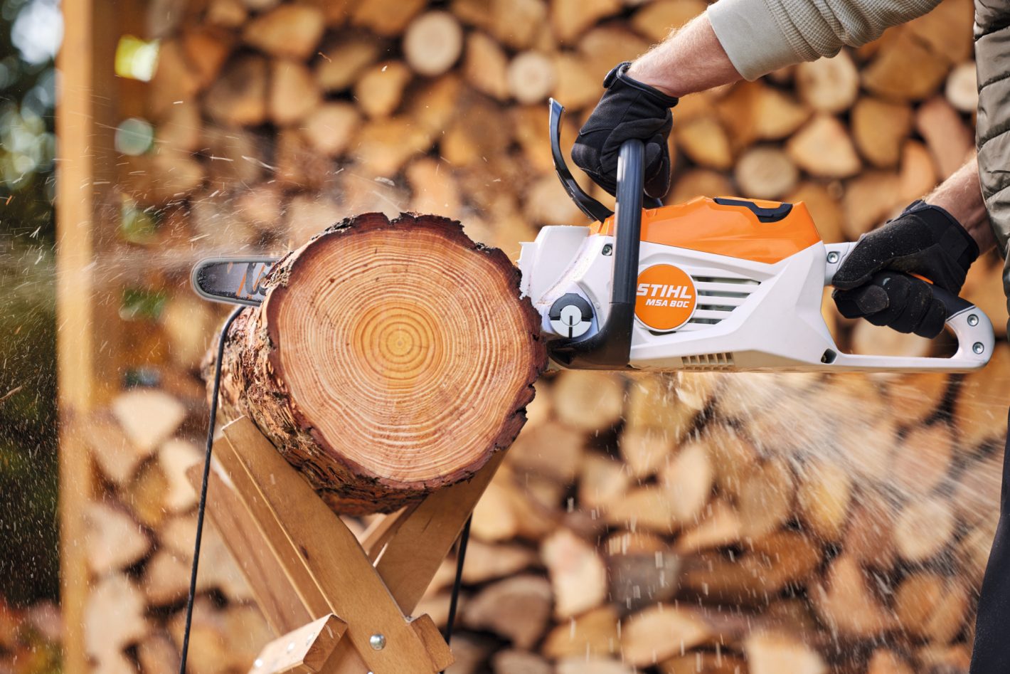 Motosega a batteria STIHL MSA 80 C-B in funzione vista laterale
