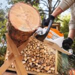 Motosega a batteria STIHL MSA 80 C-B in funzione, vista dal basso