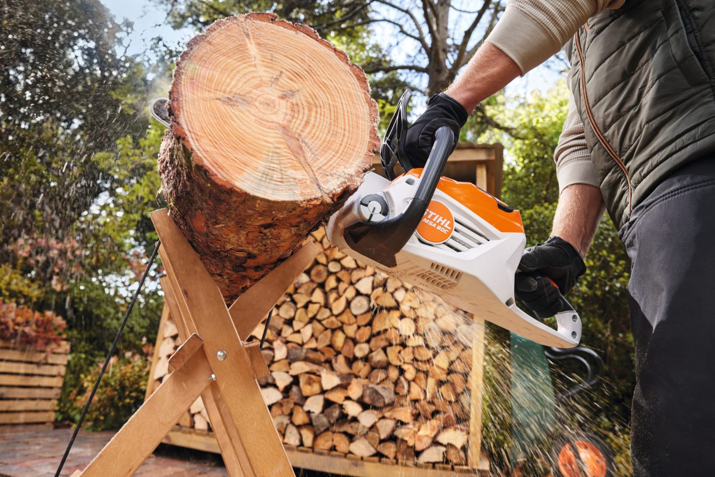 Motosega a batteria STIHL MSA 80 C-B in funzione, vista dal basso